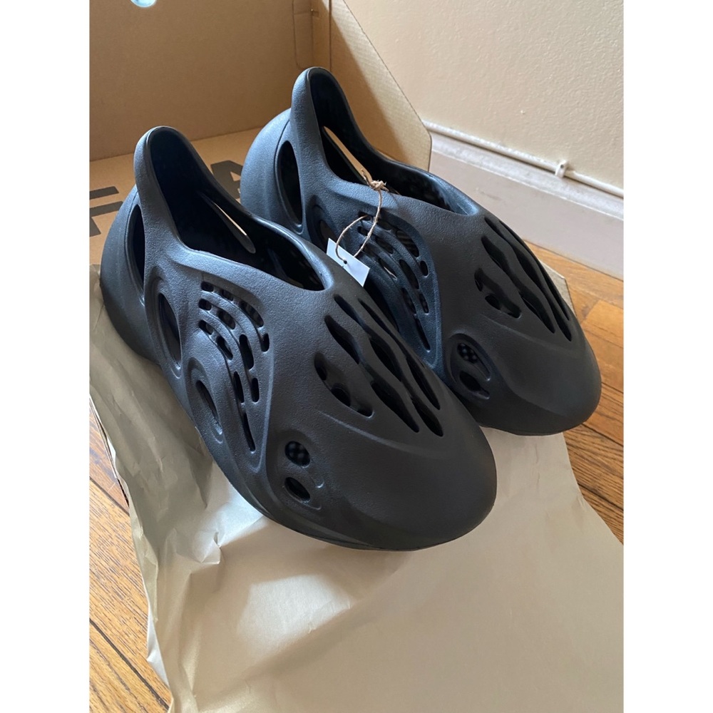 Adidas Yeezy Foam RNNR (ONYX- Size 8)